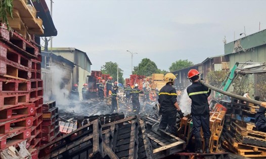 Hiện trường vụ cháy kho gỗ pallet 1.000m2 ở Quảng Nam. Ảnh: N.C
