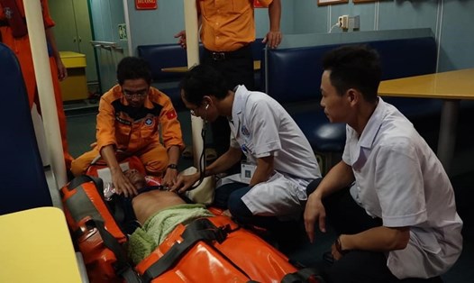 Lực lượng cứu hộ tiếp cận và cấp cứu cho bệnh nhân. Ảnh: Vietnam MRCC