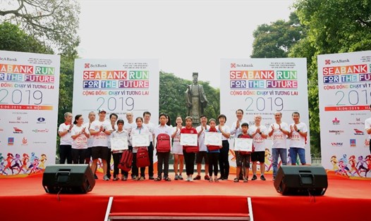 Tại giải chạy “Cộng đồng chạy vì tương lai - SeABank Run For The Future 2019” đã trao tặng 10 học bổng Ươm mầm ước mơ trị giá gần 700 triệu đồng cho các em học sinh nghèo hiếu học tại Hà Nội, Vĩnh Phúc, Bắc Ninh. Ảnh: SeABank