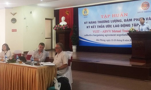 Chủ tịch Công đoàn Công Thương Việt Nam Trần Quang Huy phát biểu tại Lớp tập huấn. Ảnh: Tuấn Trang