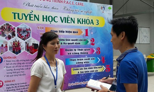Anh Hoàng Anh Tuấn - chuyên viên Ban Tuyên giáo LĐLĐ tỉnh Phú Thọ - đang tiếp cận công nhân để khai thác thông tin. Ảnh: C.B