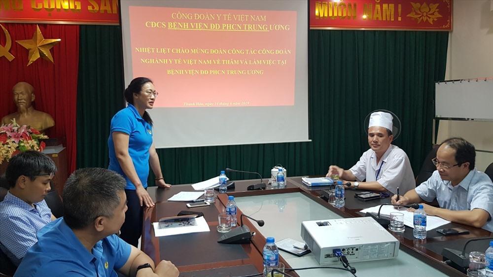 PGS.TS Phạm Thanh Bình - Chủ tịch Công đoàn Y tế Việt Nam - phát biểu tại buổi làm việc. Ảnh: XT