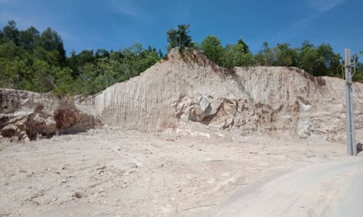 Núi Đất (thôn Phước Hạ, xã Phước Đồng, TP.Nha Trang, Khánh Hòa) bị đào bới tan hoang để phân lô, bán nền, uy hiếp nghĩa trang. Ảnh: PV