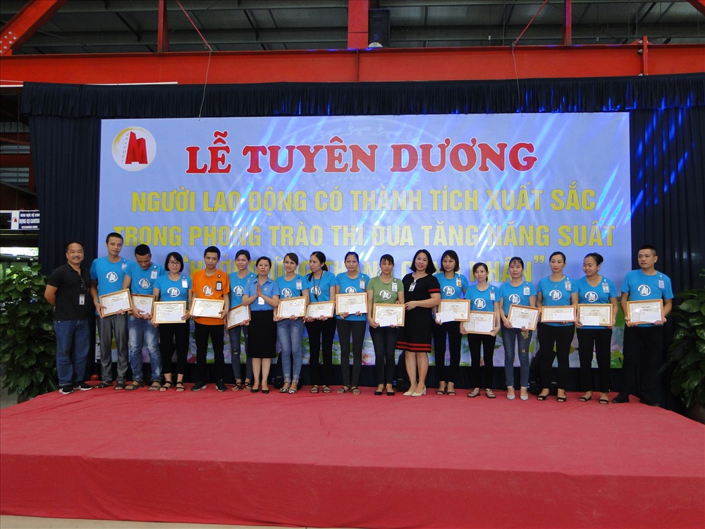 Lãnh đạo LĐLĐ huyện, Lãnh đạo công ty, Công đoàn công ty trao quà cho CNLĐ xuất sắc. Ảnh: B.M