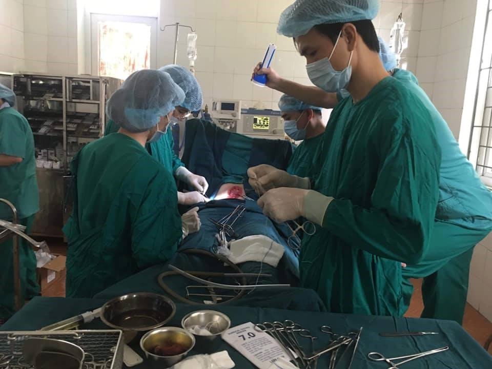 Ê-kíp cấp cứu cho bệnh nhân. Ảnh: BSCC.