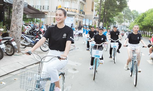 Tiểu Vy đạp xe cùng thí sinh Miss World Việt Nam. Ảnh S.V