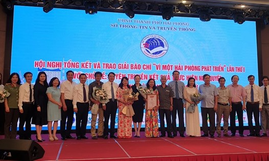 Lãnh đạo TP Hải Phòng tặng hoa các nhà báo đạt giải "Vì một Hải Phòng phát triển". Ảnh CTV