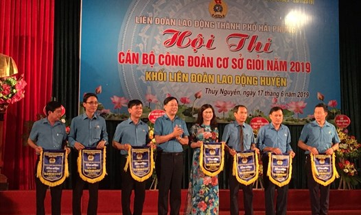Ông Tống Văn Băng - Chủ tịch LĐLĐ Hải Phòng - tặng cờ lưu niệm cho các đoàn tham gia hội thi
