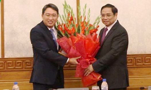 Trưởng Ban Tổ chức Trung ương Phạm Minh Chính đã trao quyết định và chúc mừng đồng chí Nguyễn Hải Ninh (bên trái). Ảnh: Chinhphu.vn
