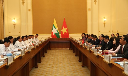 Phó Thủ tướng Vương Đình Huệ hội đàm với Phó Tổng thống Myanmar Myint Swe. Ảnh: Thành Chung.