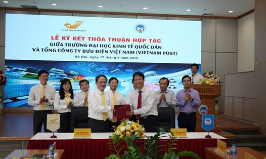 Ông Phạm Anh Tuấn, Chủ tịch HĐTV Tổng công ty Bưu điện Việt Nam và ông Phạm Hồng Chương, Hiệu trưởng Đại học Kinh tế Quốc dân tại lễ ký kết thỏa thuận hợp tác giữa hai bên.