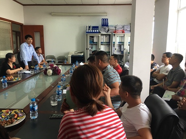 Phó Chủ tịch Công đoàn TCty Hàng hải Phạm Văn Hải (đứng) động viên NLĐ. Ảnh: H.H