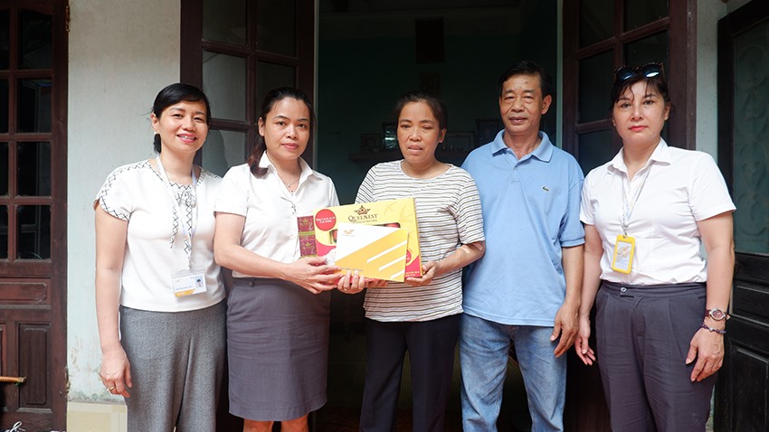 Phó Chủ tịch Công đoàn TCty Bưu điện Việt Nam Lê Thị Hà (thứ hai từ trái sang) trao quà cho đoàn viên có hoàn cảnh khó khăn. Ảnh: T.T