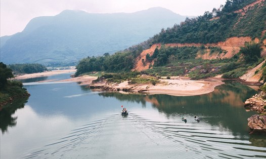 Mây mờ buông xuống trên những dãy núi hai bên bờ Thu Bồn. Ảnh: Cao Hùng
