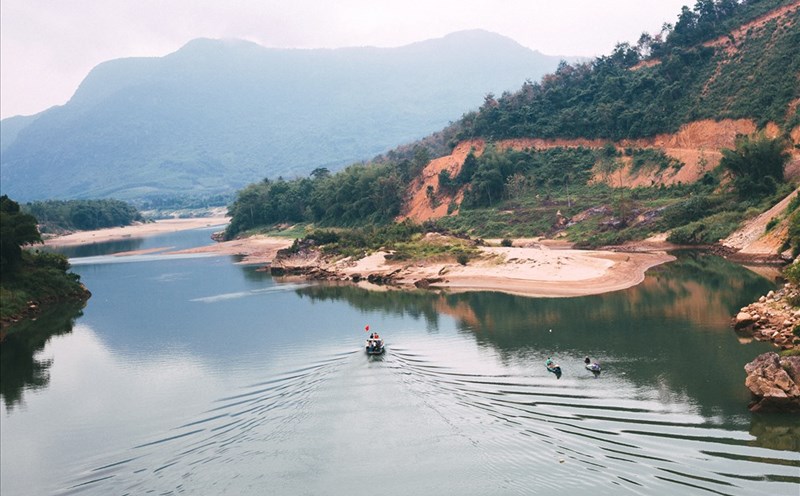 Mây mờ buông xuống trên những dãy núi hai bên bờ Thu Bồn. Ảnh: Cao Hùng