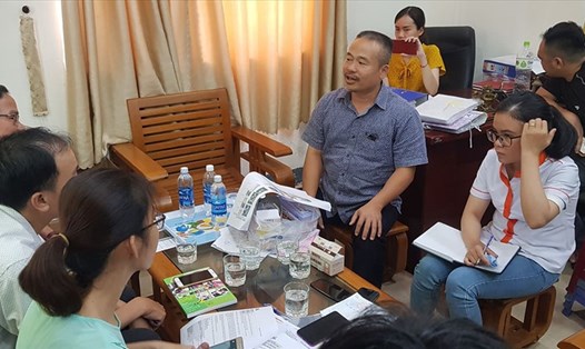 Đoàn kiểm tra ATTP Đà Nẵng làm việc với doanh nghiệp cung cấp thức ăn nghi có sán cho công nhân. Ảnh: TT