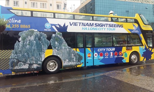 Xe buýt 2 tầng mui trần được sử dụng trong Hạ Long City Tour. Ảnh: N.H