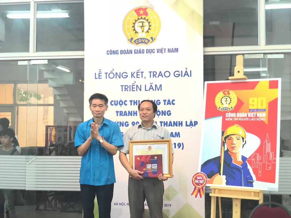 Đồng chí Trần Văn Thuật - Phó Chủ tịch Tổng LĐLĐVN (bên trái) trao giải cho tác giả có tác phẩm đạt giải Đặc biệt của cuộc thi. Ảnh: Đ.P