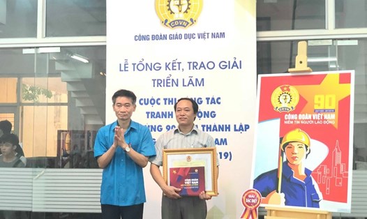 Đồng chí Trần Văn Thuật - Phó Chủ tịch Tổng LĐLĐVN (bên trái) trao giải cho tác giả có tác phẩm đạt giải Đặc biệt của cuộc thi. Ảnh: Đ.P