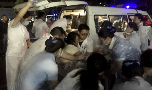 Lực lượng y tế đang cấp cứu cho nạn nhân trận động đất mới đây ở phía Tây Nam Trung Quốc. Ảnh: AP.
