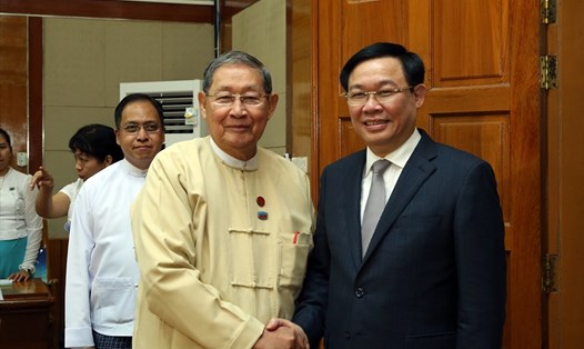 Phó Thủ tướng Vương Đình Huệ và Bộ trưởng Kế hoạch và Tài chính Soe Win. Ảnh: Thành Chung.