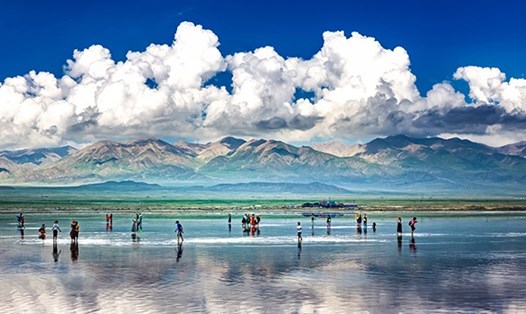 Hồ Chaka như một chiếc gương khổng lồ. Ảnh: Top China Travel