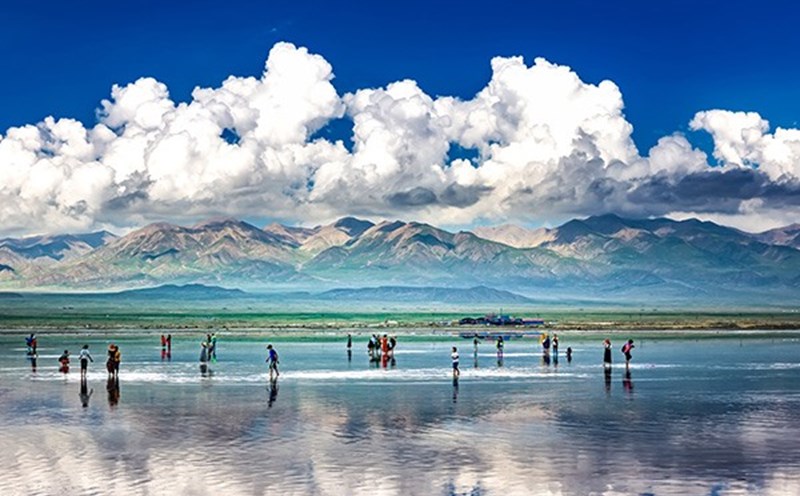 Hồ Chaka như một chiếc gương khổng lồ. Ảnh: Top China Travel