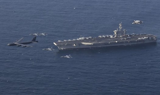 Tàu sân bay USS Abraham Lincoln và máy bay ném bom B-52 của Mỹ tập trận ở Biển Arab. Ảnh: Sputnik