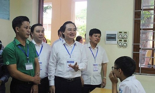 Bộ trưởng Phùng Xuân Nhạ kiểm tra công tác tổ chức kỳ thi THPT quốc gia tại Hà Nội.