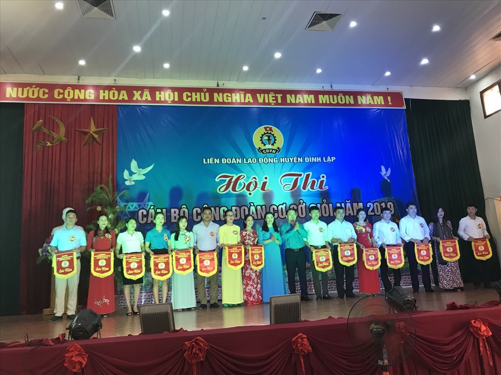 Lãnh đạo LĐLĐ huyện tặng cờ lưu niệm cho các đội tham dự hội thi.