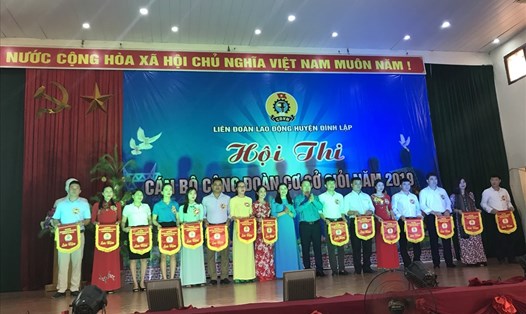 Lãnh đạo LĐLĐ huyện tặng cờ lưu niệm cho các đội tham dự hội thi.