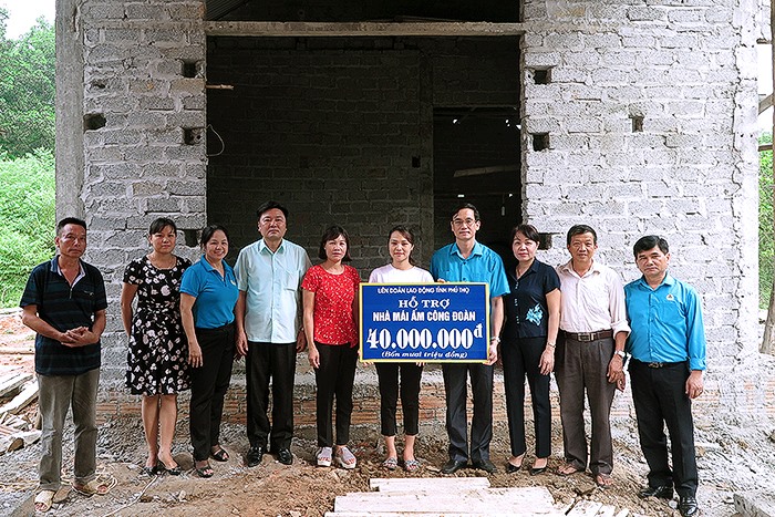 Đồng chí Nguyễn Hải – UV BCH Tỉnh ủy, Chủ tịch LĐLĐ tỉnh; đồng chí Hà Đức Quảng – UV BCH Tỉnh ủy, Bí thư huyện ủy cùng các đại biểu trao tiền cho gia đình đoàn viên Nguyễn Thị Kim Dung – CĐCS trường mầm non Lương Sơn. Ảnh: H.T