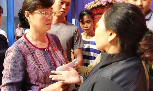 Bà Nguyễn Thị Quyết Tâm nói chuyện với người dân sau buổi tiếp xúc cử tri. Ảnh: Minh Quân