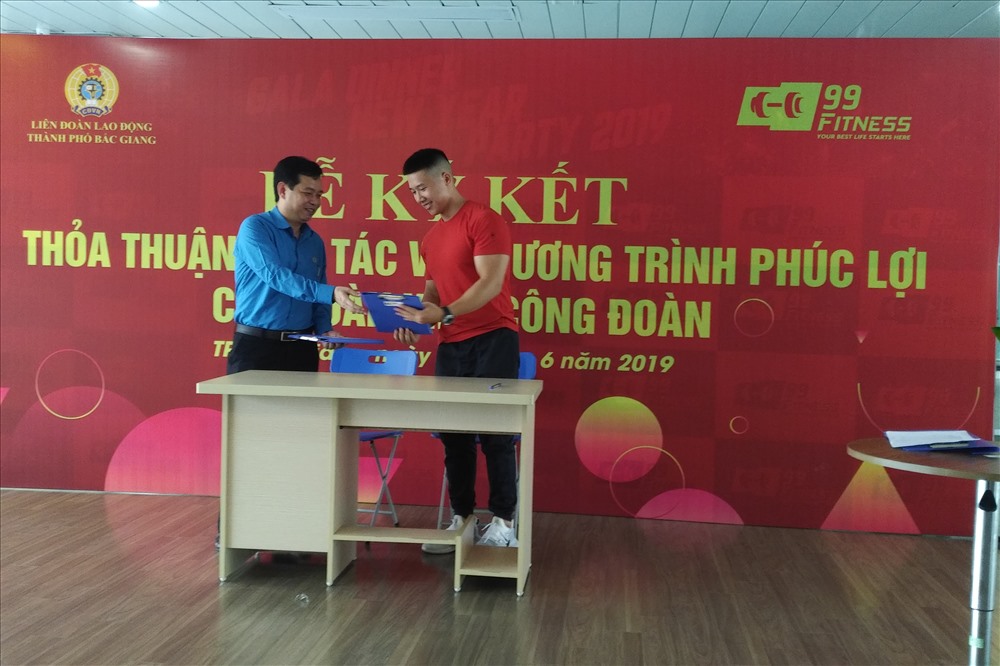 Đại diện lãnh đạo 2 đơn vị ký kết thỏa thuận hợp tác.