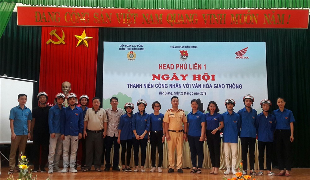 Ban Tổ chức trao quà cho đoàn viên tham gia các hoạt động