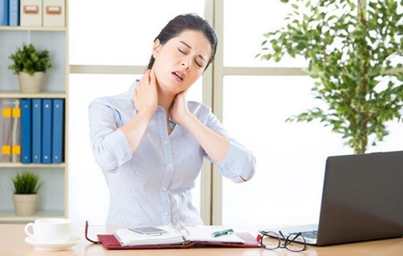 Mách bạn cách giảm đau cổ khi ngồi máy tính kéo dài
