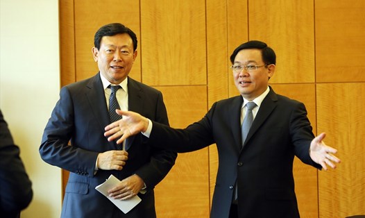 Phó Thủ tướng Vương Đình Huệ và Chủ tịch Tập đoàn Lotte Shin Dong Bin. Ảnh: Thành Chung.