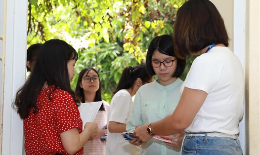 Từ hôm nay, học sinh trúng tuyển vào lớp 10 trường THPT công lập sẽ làm thủ tục xác nhận nhập học. Ảnh minh họa: Hải Nguyễn
