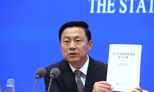 Ông Guo Weimin, Phó chủ nhiệm Văn phòng Thông tin Hội đồng Nhà nước công bố Sách Trắng thương mại về lập trường của Trung Quốc trong các cuộc đàm phán thương mại với Mỹ, ngày 2.6 tại Bắc Kinh. Ảnh: SCMP