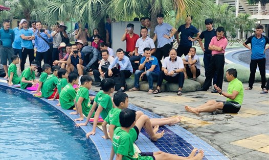 Một lớp dạy bơi miễn phí cho trẻ em Đông Triều. Ảnh: Thanh Tùng