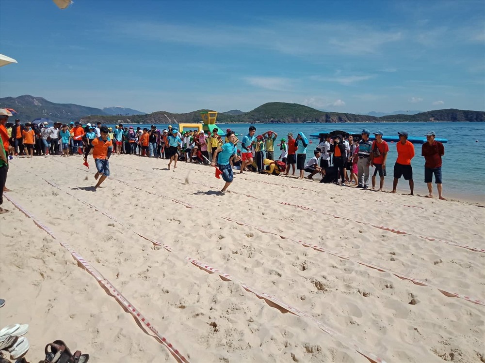 Các em đang chơi các trò chơi thể thao để thể hiện mình. Ảnh: PV