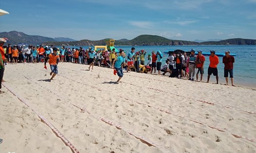 Các em đang chơi các trò chơi thể thao để thể hiện mình. Ảnh: PV