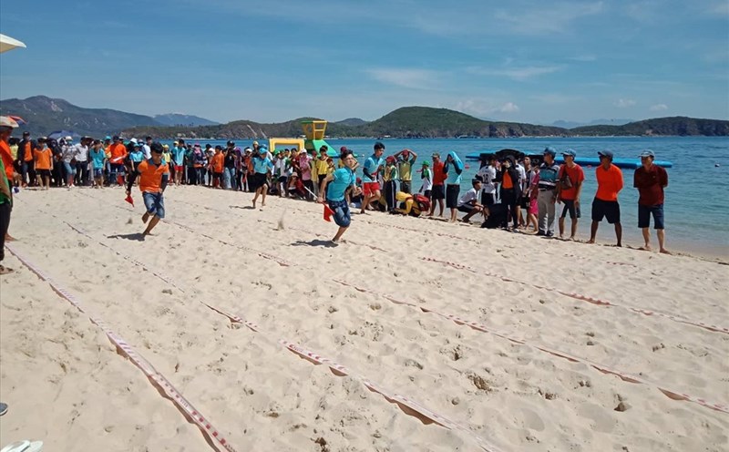 Các em đang chơi các trò chơi thể thao để thể hiện mình. Ảnh: PV