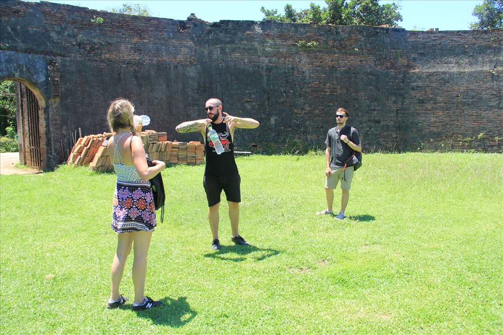 Cửa thành được làm bằng đá thanh, phía trên cửa có ghi “Hổ Quyền” là nơi voi chiến được đưa vào trường đấu.