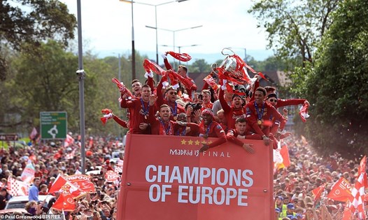 Sau 14 năm, chiếc cúp của UEFA Champions League mới trở lại thành phố cảng Liverpool. Ảnh: REX