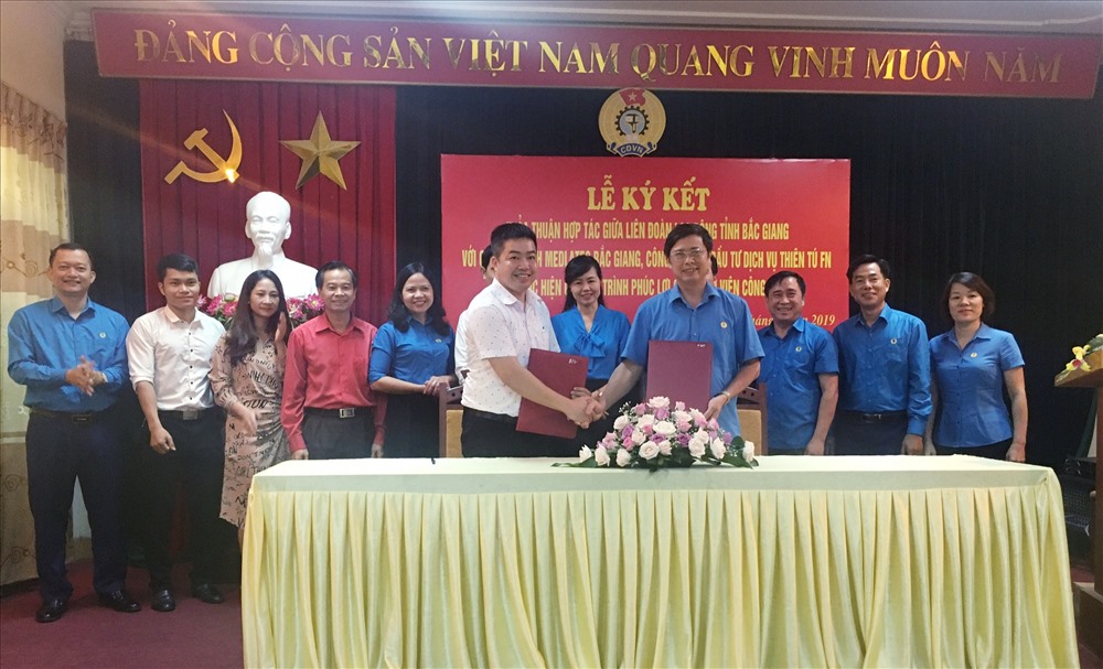 Lãnh đạo Liên đoàn Lao động tỉnh và đại diện Cty Đầu
tư dịch vụ Thiên Tú FN ký thỏa thuận hợp tác. Ảnh .N.T.M