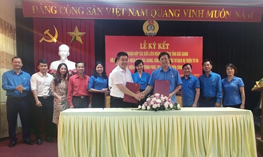 Lãnh đạo Liên đoàn Lao động tỉnh và đại diện Cty Đầu
tư dịch vụ Thiên Tú FN ký thỏa thuận hợp tác. Ảnh .N.T.M