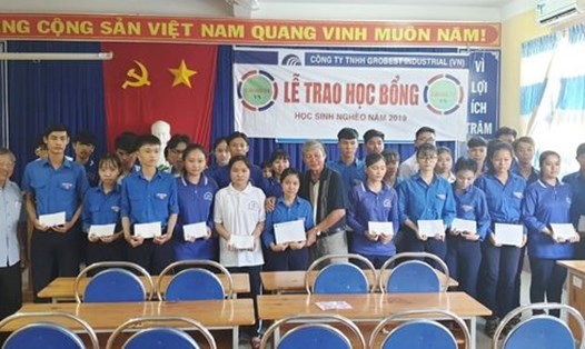 Hội khuyến học huyện Đông Hải trao học bổng cho học sinh có hoàn cảnh khó khăn trước khi tham gia kỳ thi THPT Quốc gia năm 2019 (ảnh Nhật Hồ)