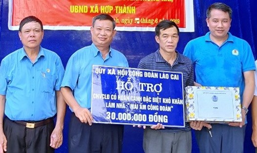 Đoàn viên Nguyễn Trung Hải nhận hỗ trợ và quà từ LĐLĐ tỉnh, LĐLĐ TP Lào Cai.