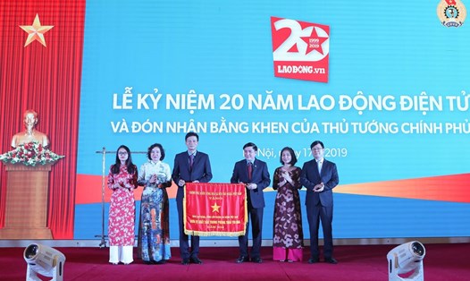 Chủ tịch Tổng LĐLĐVN Bùi Văn Cường trao cờ thi đua của Thủ tướng Chính phủ cho tập thể Báo Lao Động.